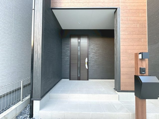 リーブルガーデン　扶桑町高雄薬師堂　全4区画分譲の玄関|【ピッキング防止機能付き玄関ドア錠】玄関ドアの鍵は上下に２つあり、内側の下段は脱着サムターンキー。
鍵を不正に開錠されても、もう１つの鍵でピッキングを防ぎます。防犯性の高い仕様になっています。