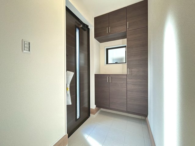 リーブルガーデン　扶桑町高雄薬師堂　全4区画分譲の玄関|大容量のシューズ収納付きで玄関周りもすっきり！玄関ドアからの光が玄関ホールを明るくしてくれます。