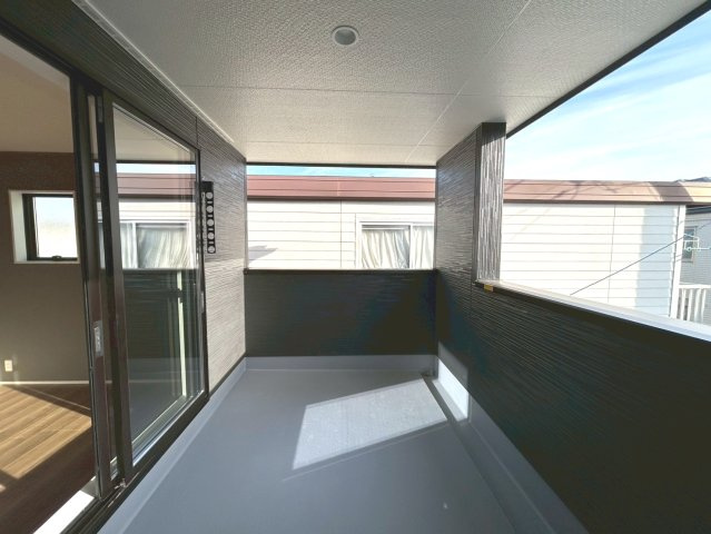 リーブルガーデン　扶桑町高雄薬師堂　全4区画分譲のバルコニー|バルコニーは南向きで洗濯物もよく乾きます！強度と表面積硬度を持つFPRで防水しています。