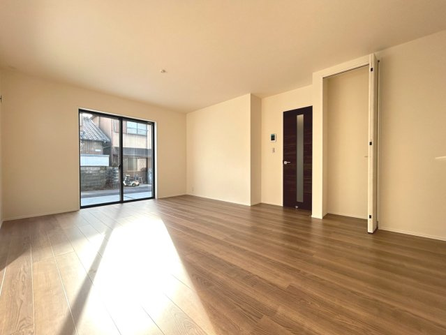 リーブルガーデン　扶桑町高雄薬師堂　全4区画分譲の居間・リビング|明るい日差しをふんだんに取り込んだリビングダイニングは家族の笑顔につつまれた素敵な空間になります。
一建設の家は精度が高く丈夫な工法を採用し、「住宅トップランナー基準」に対応しています。