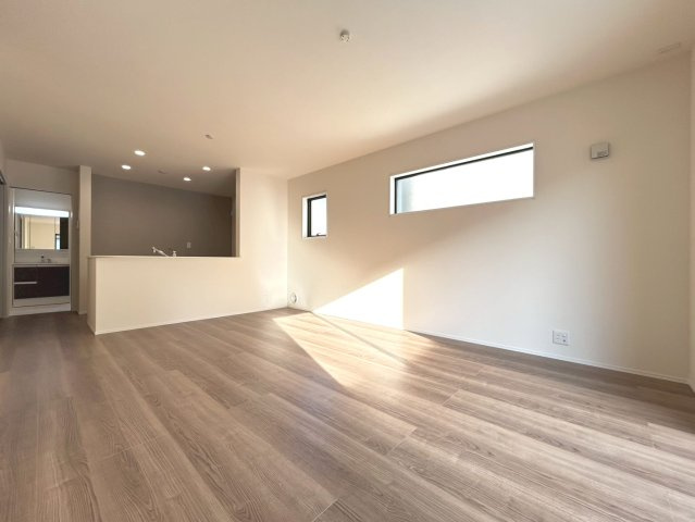 リーブルガーデン　扶桑町高雄薬師堂　全4区画分譲の居間・リビング|明るい日差しをふんだんに取り込んだリビングダイニングは家族の笑顔につつまれた素敵な空間になります。
一建設の家は精度が高く丈夫な工法を採用し、「住宅トップランナー基準」に対応しています。