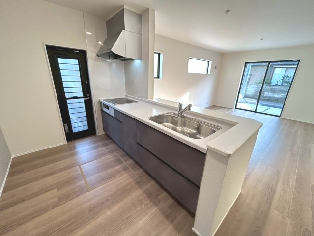 リーブルガーデン　扶桑町高雄薬師堂　全4区画分譲のキッチン|機能的で手入れがしやすいシステムキッチンでお掃除も楽々。蛇口は浄水器内蔵型で節湯CI対応水栓です。　
人造大理石カウンターやキッチンパネルなど明るくきれいにお使いいただけます。