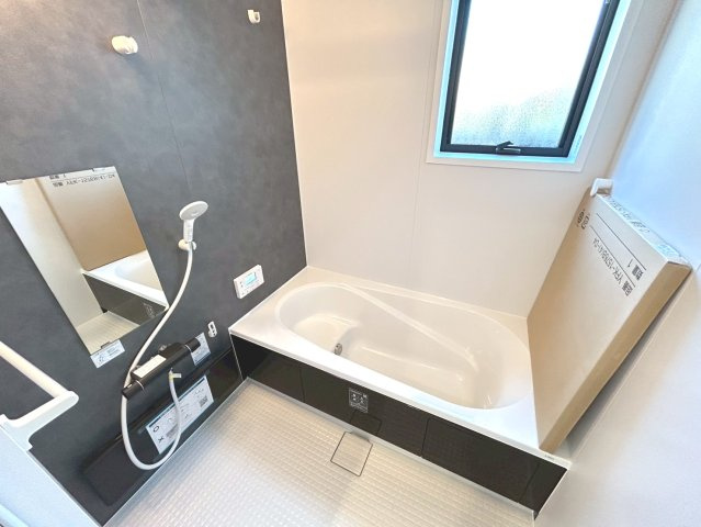 リーブルガーデン　扶桑町高雄薬師堂　全4区画分譲の浴室|明るく清潔感がある浴室。浴槽は環境にやさしい節水タイプ。浴槽内ステップで半身浴、親子入浴も安心です。
洗い場の床は乾きやすく滑りにくい快適仕様、水はけが良くカビの発生を軽減できます。
