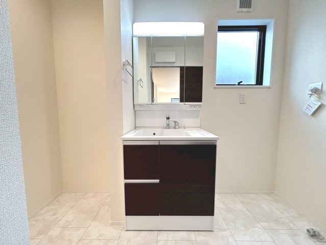 リーブルガーデン　扶桑町高雄薬師堂　全4区画分譲の独立洗面台|洗面化粧台 幅 750mm、軽く割れにくい洗面ボールと場所をとらないコンパクト設計の本体キャビネットです。
ミラー扉の内側は全て収納スペースです。リフトアップシャワーを採用し両手が自由に使えます