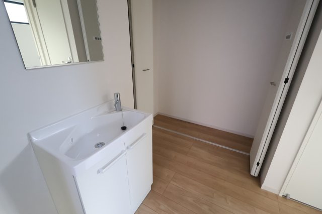 《仲介手数料無料》練馬区春日町２丁目27-13(全1戸)新築一戸建てケイアイグレースの独立洗面台