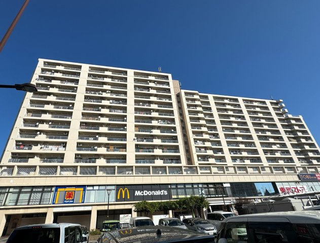 【外観】 | 東武鶴瀬西口サンライトマンション　（ふじみ野店） | 駅徒歩1分の好立地！
周辺にはスーパーや飲食店が点在する便利な住環境！
