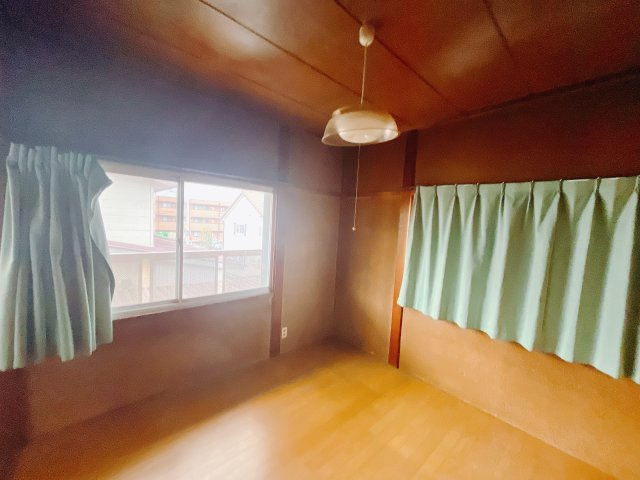 【中古戸建】前橋市青柳町の洋室|■2階洋室｜階洋室には大きな窓をご用意しています。日中はあたたかな日差し差し込み自分時間も充実できますね＾＾