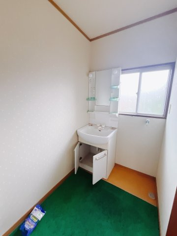 【中古戸建】前橋市青柳町の独立洗面台|■洗面室｜洗濯機を置いてもゆとりある広さの洗面脱衣室です♪