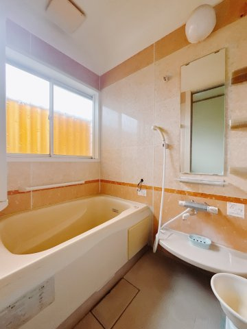 【中古戸建】前橋市青柳町の浴室|■浴室｜大人が足を伸ばしても入れる広々浴槽ですので、肩まで浸かって体全体をしっかり温められます。