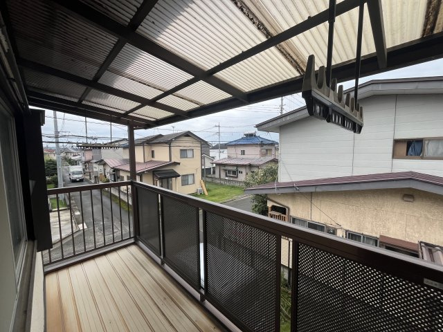 【中古戸建】前橋市青柳町のバルコニー|■バルコニー｜屋根付きなので、お洗濯も安心です♪