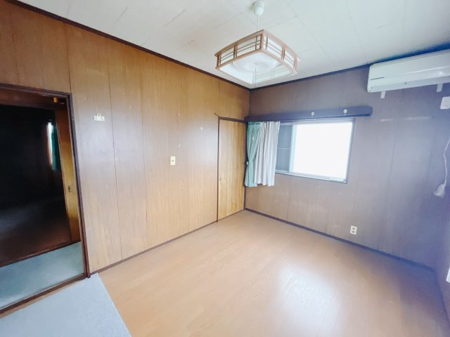 【中古戸建】前橋市青柳町の洋室|■2階洋室｜お子様の一人部屋にピッタリな洋室。木のぬくもりを感じるフローリングは、天然木の味わいが時とともに深みを増していきます。また、傷にも強く、フリーワックスでお手入れもラクラクです♪