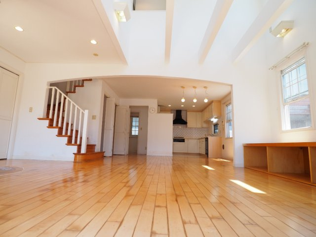 海徒歩2分！海辺ライフ　の居間・リビング|明るいリビング