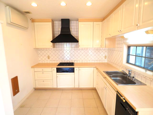 海徒歩2分！海辺ライフ　のキッチン|白を基調にしたキッチン