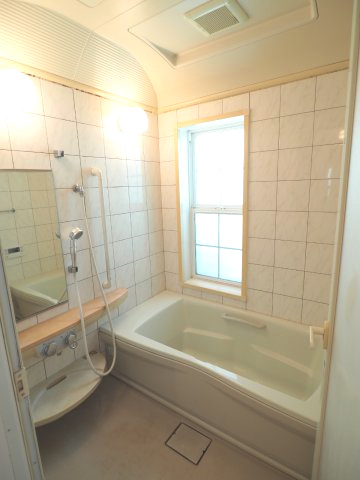 海徒歩2分！海辺ライフ　の浴室|窓のある風呂