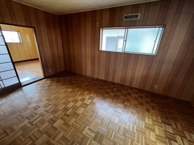 天満台西四丁目の洋室