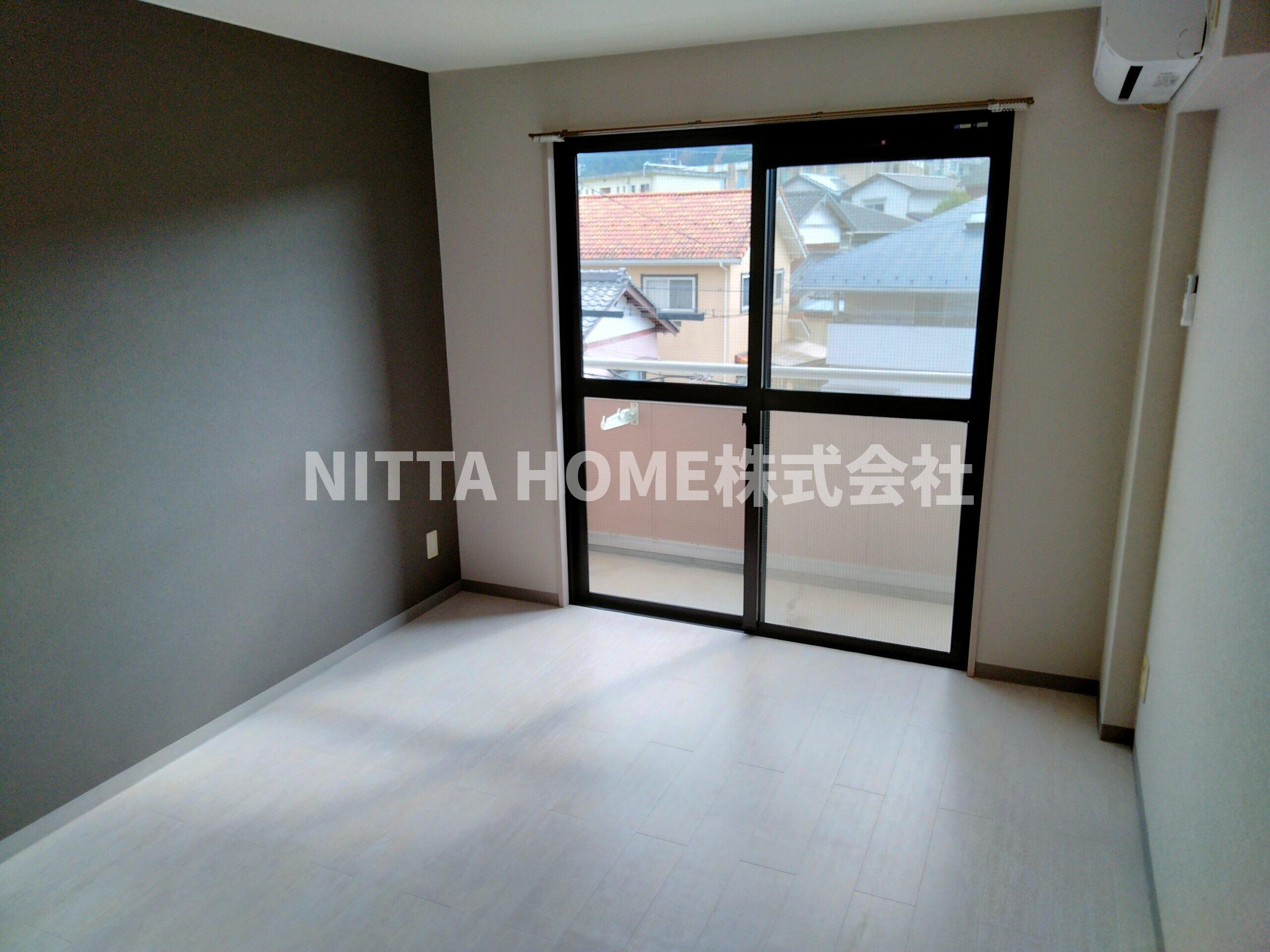 MANSION　KR-Ⅱの居間・リビング|バルコニー付きの洋室です◎