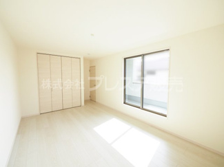 【洋室】 | ２階洋室（主寝室）完成イメージ／南向きですので、陽あたり良好です♪