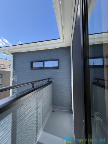 秦野市東田原　新築戸建　全10区画9号棟のバルコニー