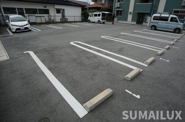 合志市須屋のアパートの駐車場