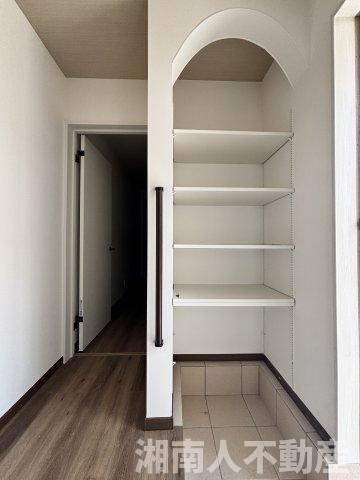 茅ヶ崎市白浜町　新築戸建　の玄関|収納もある玄関です