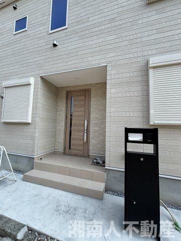 茅ヶ崎市白浜町　新築戸建　の玄関|落ち着いた玄関です