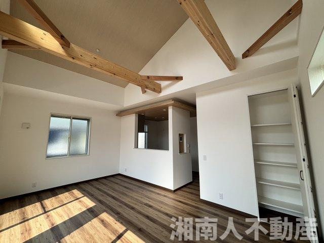 茅ヶ崎市白浜町　新築戸建　の居間・リビング|ゆったり過ごせる居間です