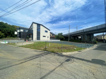 現状更地につき、引き渡し後すぐに着工可能です。
駅まで徒歩8分の立地です。
図面等もございますので、お気軽にお問い合わせください