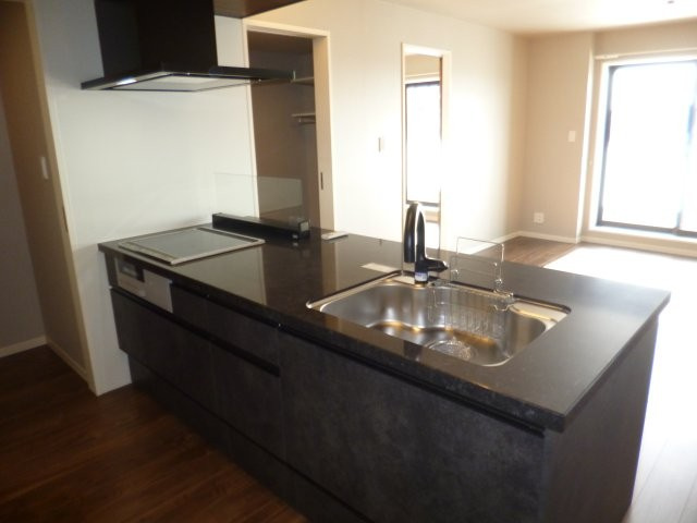 フォルトゥーナ石見のキッチン|３口IHコンロ付システムキッチン