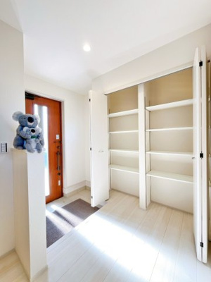 【玄関】 | 高崎市寺尾町　新築住宅 | 自然光が差し込む明るい玄関は、帰るたびにほっとする暖かな雰囲気。木目調のドアや床が、優しい印象を与えてくれます。