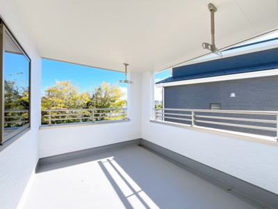 【バルコニー】 | 高崎市寺尾町　新築住宅 | ゆとりあるバルコニーは机やイスを並べて開放的な空間としても使用できそうですね！
お洗濯はもちろん読書やベランピングなど新居での夢が広がるバルコニーです！