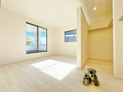 【洋室】 | 高崎市寺尾町　新築住宅 | さまざまにカスタマイズしていただけるシンプルなデザインの内装。ご自身で素敵な空間を創り上げられます。