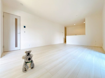 【居間・リビング】 | 高崎市寺尾町　新築住宅 | 窓から差し込む陽光がリビングでくつろぐ家族を暖かく包み込みます。生活の中心となるLDKで贅沢な時間を家族とお過ごしください。