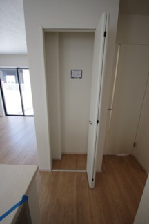 【収納】 | 【仲介手数料無料！！】府中市分梅町2丁目　新築戸建て（全1棟）1号棟　5999万円 | キッチン横の収納