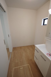 【脱衣所】 | 【仲介手数料無料！！】府中市分梅町2丁目　新築戸建て（全1棟）1号棟　5999万円 | 洗面所は広めです