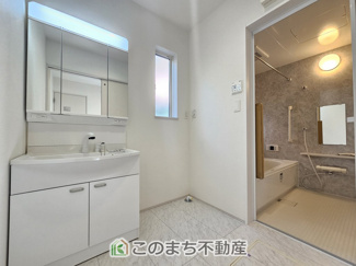 【洗面所】 | ハートフルタウン宇都宮市西川田東町306番　A号棟 | シャンプードレッサーで朝の身支度♪伸びるホースでお掃除も簡単清潔です！