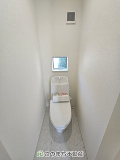 【トイレ】 | ハートフルタウン宇都宮市西川田東町306番　A号棟 | 小窓から換気ができて清潔なトイレスペース☆