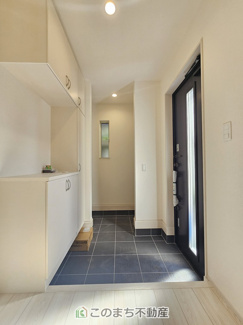 【玄関】 | ハートフルタウン宇都宮市西川田東町306番　A号棟 | 広々とした玄関スペース♪たくさんの靴を収納できる下駄箱もございます。