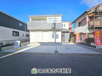 【駐車場】 | ハートフルタウン宇都宮市西川田東町306番　A号棟 | 2台並列駐車が可能です。
洗車も出来る余裕のあるスペースには、もちろん自転車の駐輪も可能！
夏にはビニールプールを広げて、お子様と楽しむのも良いですね♪