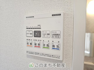 【設備】 | ハートフルタウン宇都宮市西川田東町306番　A号棟 | 雨の日や湿気の多い梅雨時期など、洗濯物が乾き難い時期に重宝する浴室換気乾燥機。乾燥機能だけではなく、冬場の浴室内の寒暖差を緩和する暖房機能も標準装備。ヒートショック対策に一役買います。