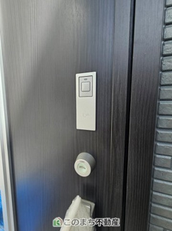 【設備】 | ハートフルタウン宇都宮市西川田東町306番　A号棟 | 玄関キーは上下２箇所のダブルロックキーと防犯性の高い電池錠で安全に配慮してます。