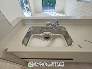 【キッチン】 | ハートフルタウン宇都宮市西川田東町306番　A号棟 | ビルトイン型浄水器を内蔵したキッチン水栓。お米を研いだり、野菜を洗ったりするときなど用途に応じてワンタッチで浄水に切り替えが可能です。カートリッジ式なので、フィルターを簡単に交換する事が出来ます。