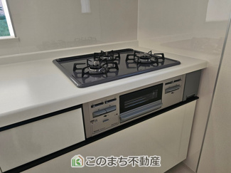 【キッチン】 | ハートフルタウン宇都宮市西川田東町306番　A号棟 | 三ツ口コンロ採用で、同時調理もスムーズ◎！お料理を並べられるカウンター付きで、配膳・片付けをサポート！リビングで過ごすご家族とコミュニケーションを楽しみながら作業可能です♪