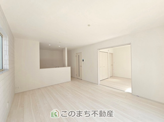 【居間・リビング】 | ハートフルタウン宇都宮市西川田東町306番　A号棟 | 開放感のある広々としたリビング☆家族みんなでゆったりくつろげます♪
南側から暖かな日差しが差し込みます♪キッチンからリビングの様子がよく見渡せます☆