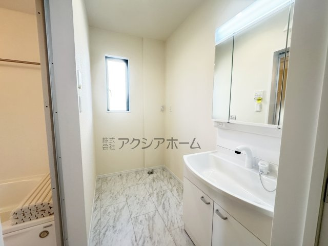 入間市仏子・全5棟　新築一戸建　E号棟　～IDS工法～の独立洗面台