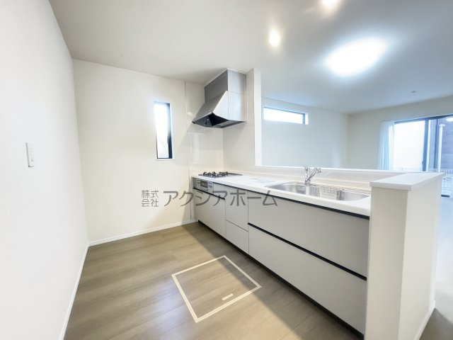 入間市仏子・全5棟　新築一戸建　E号棟　～IDS工法～のキッチン|リビングが見渡せる対面式キッチン