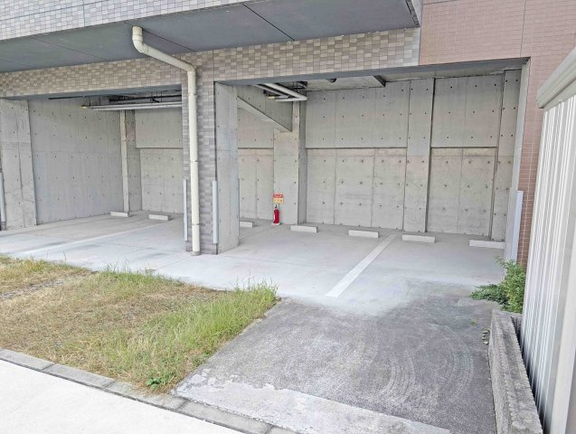 グランフォート新瑞橋の駐車場