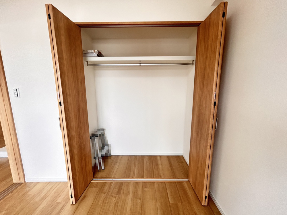 プレステージ灘新在家Ⅲの収納|洋室約5帖のクローゼットです♪