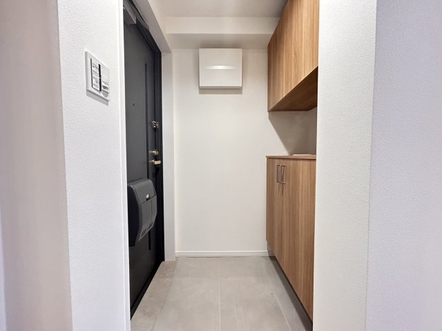 プレステージ灘新在家Ⅲの玄関|玄関にはセンサースイッチ新設し下駄箱は新調しております！