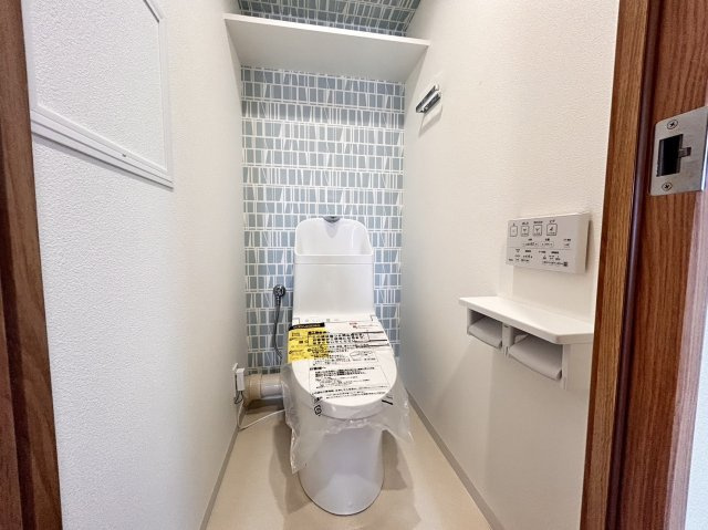 プレステージ灘新在家Ⅲのトイレ|棚板を取付、トイレットペーパーやトイレ掃除用具を置いておくことができます♪