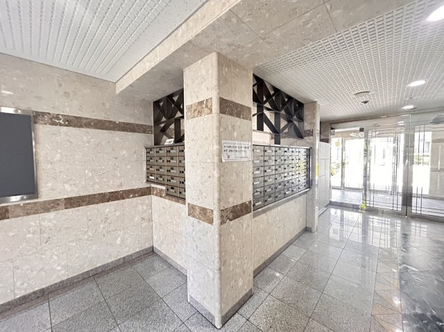 プレステージ灘新在家Ⅲの設備|エントランス内に郵便受けございます♪